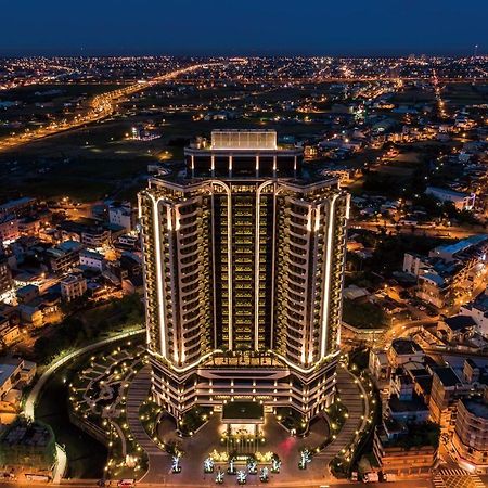 Cuncyue Hot Spring Resort Luodong Extérieur photo The hotel at night