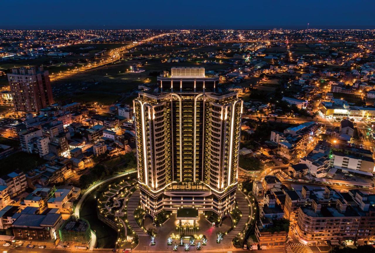 Cuncyue Hot Spring Resort Luodong Extérieur photo The hotel at night