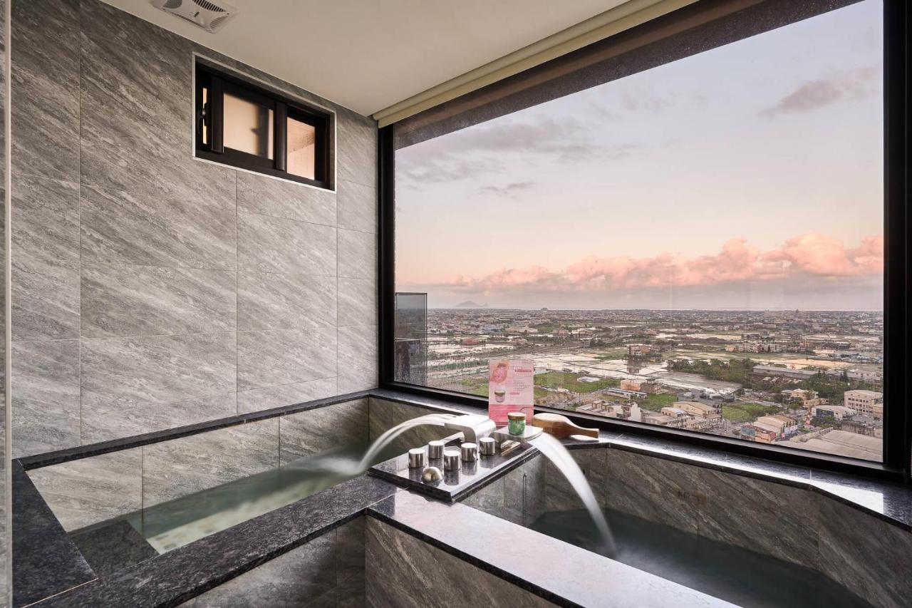 Cuncyue Hot Spring Resort Luodong Extérieur photo A modern Japanese bath