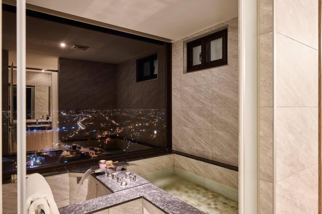 Cuncyue Hot Spring Resort Luodong Extérieur photo Bathroom with a view