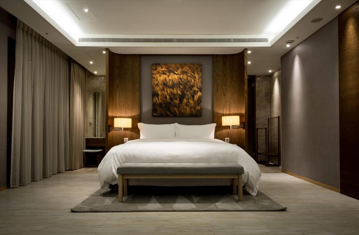Cuncyue Hot Spring Resort Luodong Chambre photo A bedroom at The Ritz-Carlton, Hong Kong