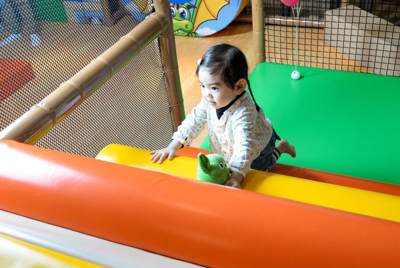 Cuncyue Hot Spring Resort Luodong Extérieur photo A child playing at a playground