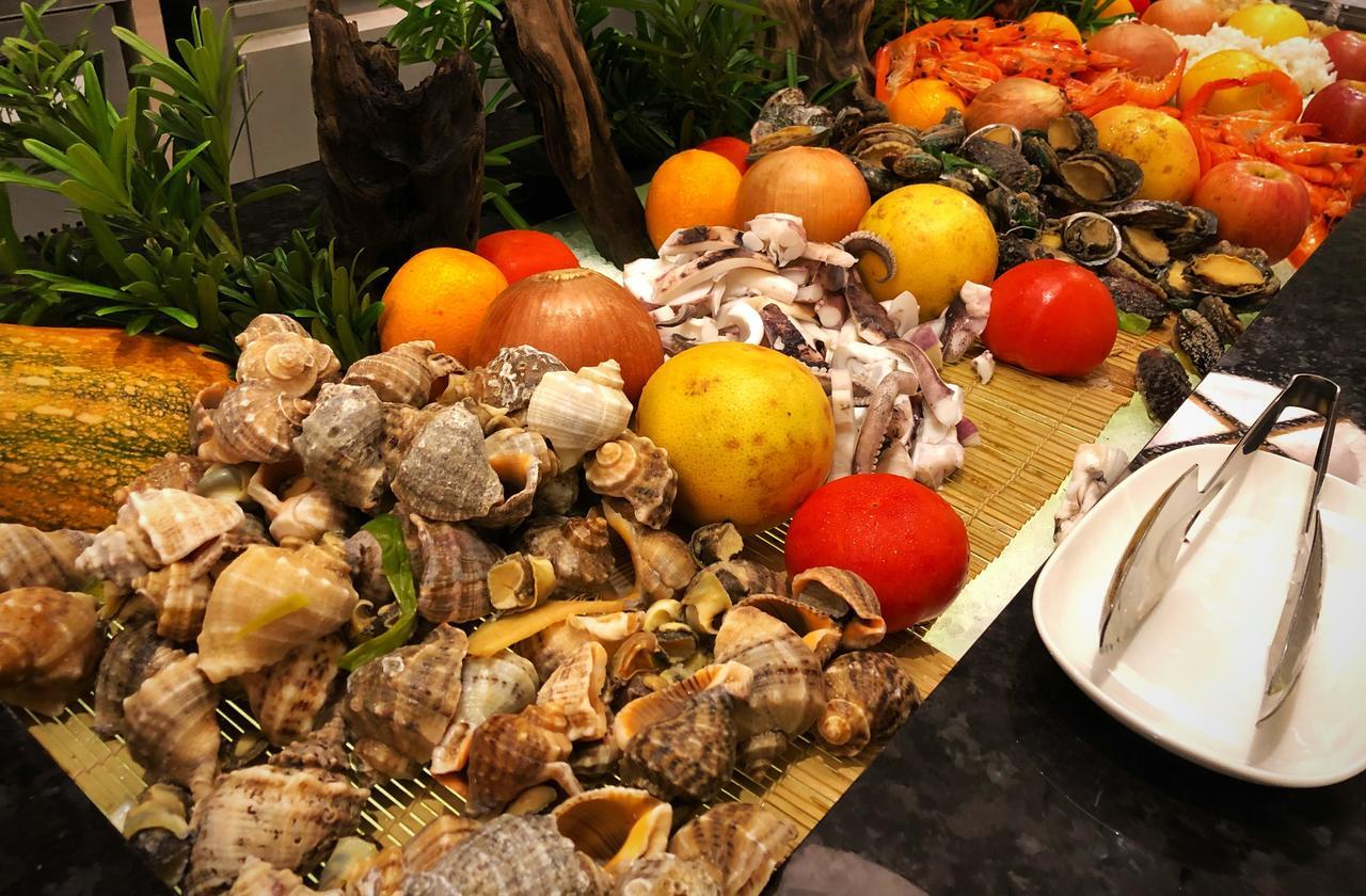 Cuncyue Hot Spring Resort Luodong Extérieur photo A selection of seafood at a buffet