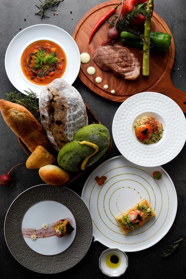 Cuncyue Hot Spring Resort Luodong Extérieur photo A selection of dishes at the restaurant
