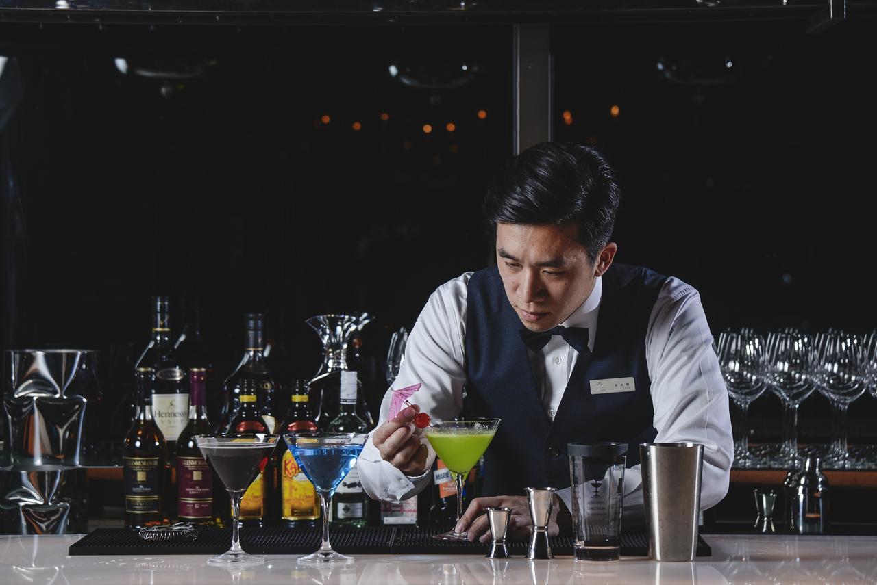 Cuncyue Hot Spring Resort Luodong Extérieur photo Bartender at work